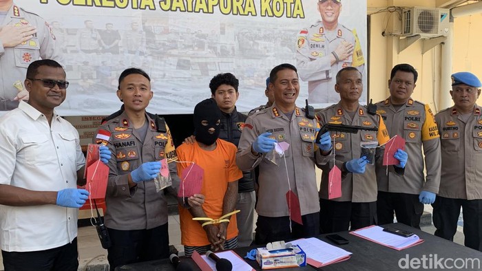 WNA asal Papua Nugini ditangkap gegara membawa senjata api rakitan.