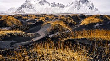 Foto dengan pemandangan kontras yang unik ini diambil di Stokksnes, Islandia oleh Ivan Pedretti. Foto ini menjadi juara di kategori Planet Earths landscapes and environments. Foto: Ivan Pedretti/World Nature Photography Awards 2024