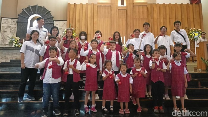 Anak-anak berebut telur usai pelaksanaan ibadah Paskah 2024.