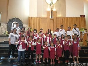 Rayakan Paskah, Gereja Santo Yoseph Palembang Bagikan Ribuan Telur ke Jemaat