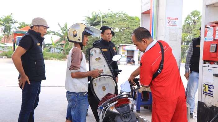 Anggota Satreskrim Polres Tuban melakukan pengecekan SPBU