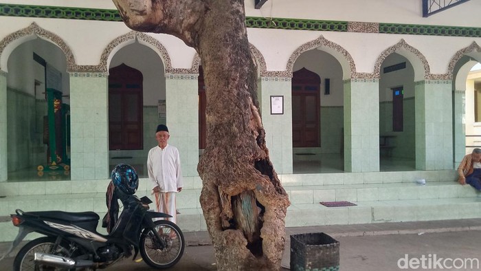 Arsitektur Masjid Roudlotuzzahidin di Tegalarum, Klaten. Banguna masjid ini diperkirakan berusia 443 tahun. Foto diambil Sabtu (30/3/2024).