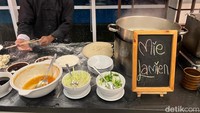 Untuk bagian kuliner China, tersedia mie lamien. Mienya dibuat langsung sehingga fresh. Disajikan dengan kuah merah pedas khas China. Foto: Detikcom / Atiqa Rana