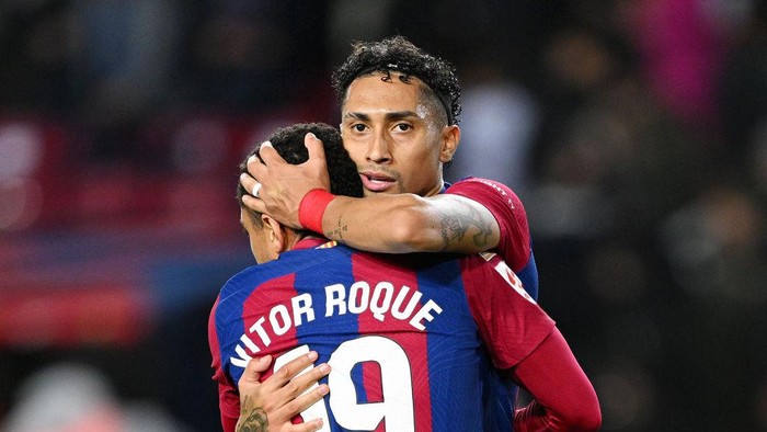 BARCELONA, SPAIN - MARCH 30: Vitor Roque and Raphinha of FC Barcelona embrace after the teams victory in the LaLiga EA Sports match between FC Barcelona and UD Las Palmas at Estadi Olimpic Lluis Companys on March 30, 2024 in Barcelona, Spain. (Photo by David Ramos/Getty Images)