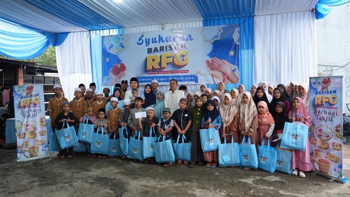 Barisan Relawan For Gibran (Barisan RFG) menggelar syukuran atas kemenangan sekali putaran Prabowo-Gibran dalam Pilpres 2024 sekaligus memberikan santunan kepada 58 anak yatim