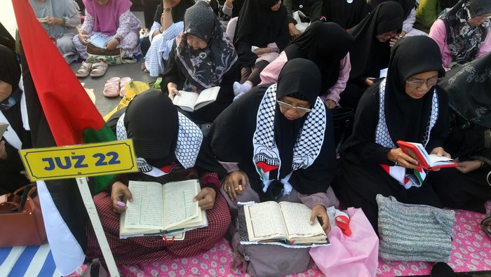 Sejumlah peserta membaca Al Quran saat Bogor Ngaos (Ngaji) Al Quran di Alun-alun Kota Bogor, Jawa Barat, Minggu (31/3/2024). Bogor Ngaos Al Quran jilid ke-4 yang diikuti sekitar seribu peserta dari kota dan Kabupaten Bogor tersebut dalam rangka dakwah dan syiar membaca Al Quran di bulan Ramadhan sekaligus doa bersama dan penggalangan dana untuk rakyat Palestina. ANTARA FOTO/Arif Firmansyah/tom.