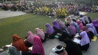 Sejumlah peserta membaca Al Quran saat Bogor Ngaos (Ngaji) Al Quran di Alun-alun Kota Bogor, Jawa Barat, Minggu (31/3/2024).