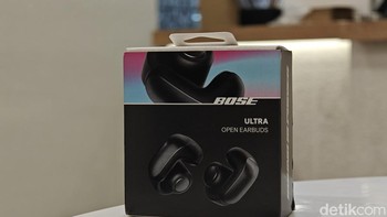 Inilah kotak kemasan Bose Ultra Open Earbuds. Foto: Adi Fida Rahman/detikINET