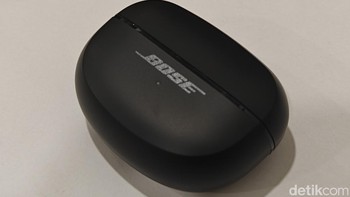 Bose Ultra Open Earbuds dirancang dengan desain open-ear yang unik, memastikan bahwa pengguna dapat menikmati musik favorit mereka tanpa kehilangan kesadaran akan suara di sekelilingnya. Ini sangat ideal untuk mereka yang aktif dan sering berada di luar ruangan, memungkinkan mereka untuk tetap waspada terhadap lingkungan sambil menikmati konten Foto: Adi Fida Rahman/detikINET