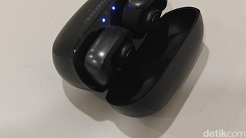 Kendati begitu pengguna tidak perlu khawatir audio akan bocor dan didengar orang-orang di sekitarnya. Sebab Bose mengaplikasikan teknologi OpenAudio yang menggabungkan keterbukaan terhadap lingkungan dengan suara yang kaya dan privat, sehingga hanya pengguna yang dapat mendengar. Foto: Adi Fida Rahman/detikINET