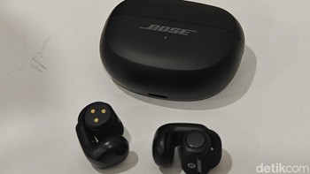 Bose Ultra Open Earbuds ini dibanderol seharga Rp 4.999.000. TWS ini djual di seluruh gerai Bose di Indonesia dan online di Tokopedia. Foto: Adi Fida Rahman/detikINET