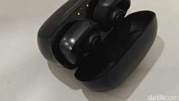 Baterai Bose Ultra Open Earbuds dapat bertahan hingga 7,5 jam. Jika menggunakan mode Immersive Audio, daya tahan baterainya adalah 4,5 jam. Dengan casenya dapat memperpanjang hingga 16,5 jam jadi total 27 jam. Foto: Adi Fida Rahman/detikINET