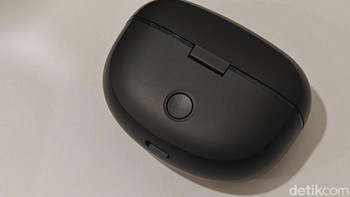 Agar bebas khawatir digunakan beraktivitas, Bose Ultra Open Earbuds dibuat tahan percikan air. Sehingga tentunya aman dikenakan ketika berkeringat seperti saat berolahraga, atau di luar ruangan saat cuaca kurang bersahabat. Foto: Adi Fida Rahman/detikINET