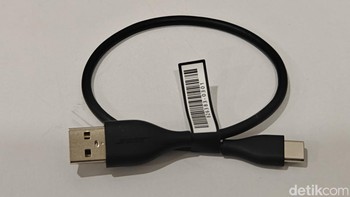 Dalam paket penjualannya diberikan kabel untuk isi ulang baterai. Foto: Adi Fida Rahman/detikINET