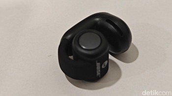 Tersedia fitur Auto Volume secara dinamis menyesuaikan volume berdasarkan lingkungan sekitar. Ini memastikan bahwa musik tetap terdengar jelas, bahkan di lingkungan yang rama. Foto: Adi Fida Rahman/detikINET