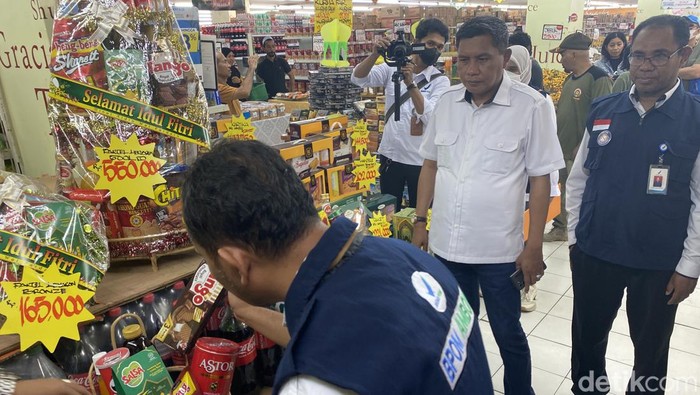BPOM Ambon melakukan razia makanan di sejumlah toko dan swalayan di lima kabupaten dan kota di Maluku.