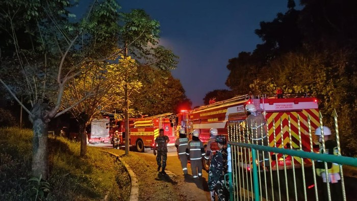 Si Jago Merah Lalap Gudang Munisi Kodam Jaya, Petugas Damkar Berjibaku Melakukan Pemadaman