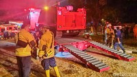 Robot tersebut bisa digerakkan menggunakan remote sejauh 500 meter.