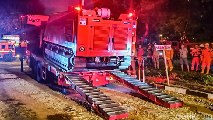 Damkar Pakai Robot Padamkan Api Gudang Peluru Kodam Jaya Pemadaman Gudang Munisi Daerah (Gudmurah) Kodam Jaya, Ciangsana, Kabupaten Bogor, yang terbakar, mulai dilakukan. Sejumlah strategi pemadaman dilakukan petugas pemadam kebakaran.