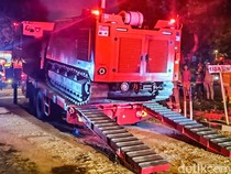 Damkar Pakai Robot Padamkan Api Gudang Peluru Kodam Jaya