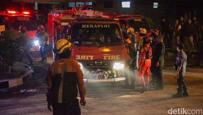 Damkar Pakai Robot Padamkan Api Gudang Peluru Kodam Jaya Pemadaman Gudang Munisi Daerah (Gudmurah) Kodam Jaya, Ciangsana, Kabupaten Bogor, yang terbakar, mulai dilakukan. Sejumlah strategi pemadaman dilakukan petugas pemadam kebakaran.