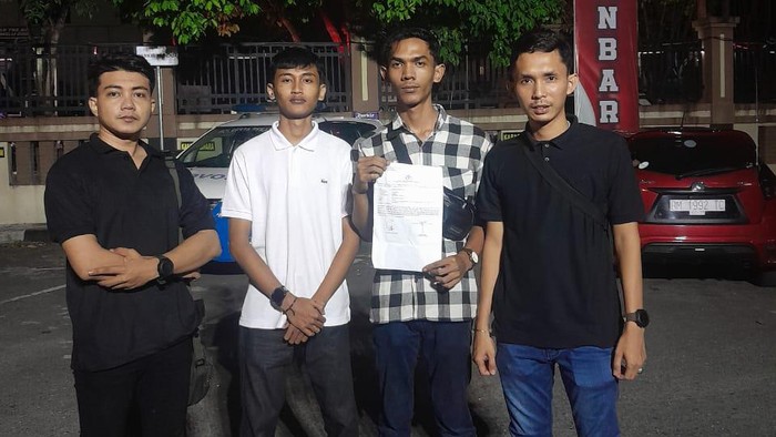 Fauzan saat membuat laporan ke Polresta Pekanbaru (Foto: Dok Fauzan)