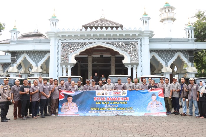 Gandeng Komunitas Mobil Tua, Polisi di Jepara Berbagi Takjil ke Pengguna Jalan