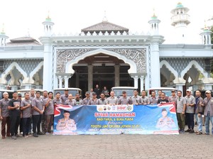 Gandeng Komunitas Mobil Tua, Polres Jepara Bagi Takjil ke Pengguna Jalan