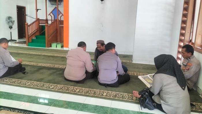 Sebanyak 15 personel Polresta Gorontalo Kota, Provinsi Gorontalo diberikan pembinaan membaca Al-Quran gegara terlambat mengikuti apel pagi.