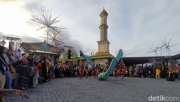 Grebek Jemunak di Gunungpring Muntilan Magelang. Takjil khas Ramadan tahun ini disuguhkan dengan hiburan liong. Foto diambil Minggu (31/3/2024).