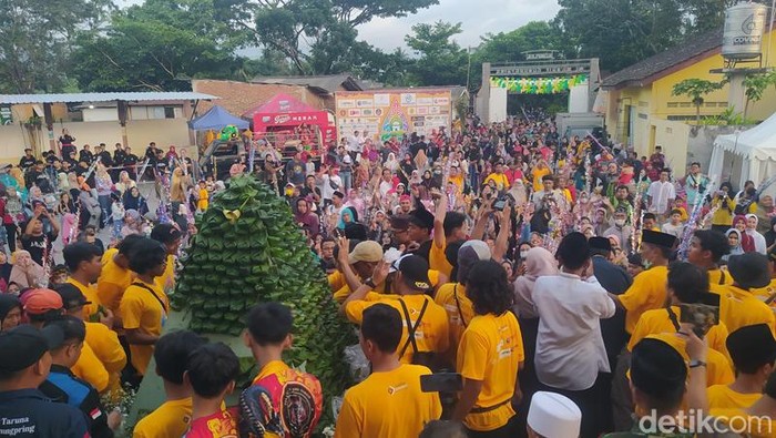 Grebek Jemunak di Gunungpring Muntilan Magelang. Takjil khas Ramadan tahun ini disuguhkan dengan hiburan liong. Foto diambil Minggu (31/3/2024).