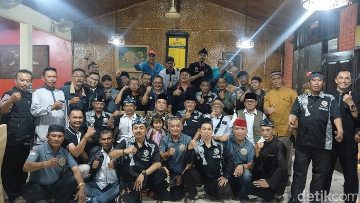 Kang Erwin saat bersilaturahmi sekaligus diberi dukungan dari warga bernama Asep untuk maju di Pilwalkot Bandung 2024.