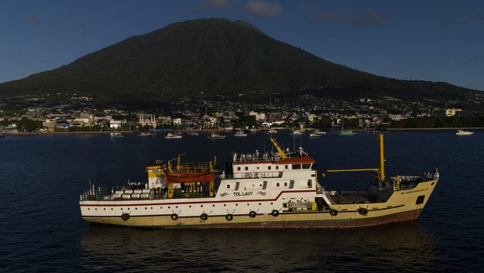 Kapal perintis bantuan Kemenhub untuk angkutan Lebaran Foto udara Kapal Perintis Sabuk Nusantara 155 bantuan Kementerian Perhubungan berlabuh di perairan Ternate, Maluku Utara, Minggu (31/3/2024). Kapal perintis yang didatangkan dari Surabaya, Jawa Timur tersebut akan menggantikan KM Kie Raha 02 yang beroperasi di daerah tertinggal, terluar, terdepan, dan perbatasan (3TP) di wilayah Maluku Utara dan mulai beroperasi pada 3 April 2024 serta menjadi salah satu moda transportasi laut untuk angkutan mudik Lebaran. ANTARA FOTO/Andri Saputra/tom.