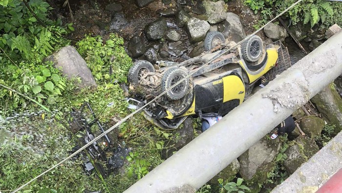 Mobil yang di kendaraan Mahdelmi anggota DPRD Padang Panjang yang masuk jurang di kawasan Jalan lintas Padang - Padang Panjang.