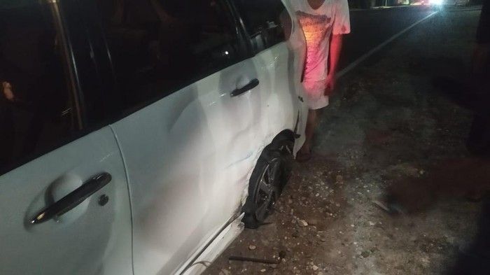 Kondisi bagian belakang kanan mobil Avanza usai ditabrak oleh motor Shogun.