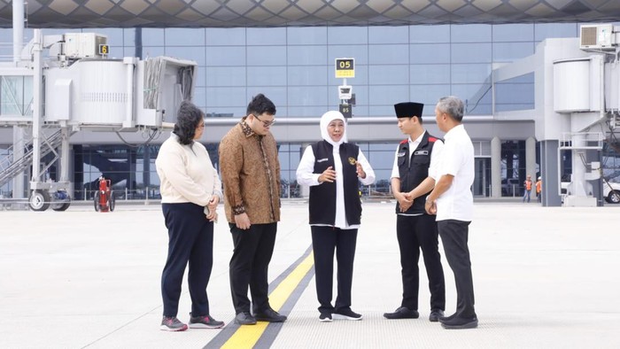 Khofifah Indar Parawansa di Bandara Dhoho Kediri