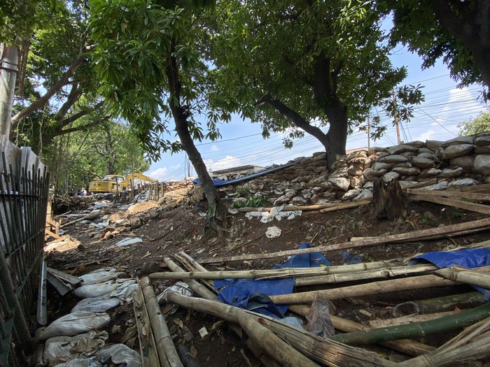 Kesabaran Warga Diuji Menanti Tanggul Penahan Banjir Hek Kramat Jati