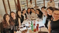Punya hubungan yang akrab dengan Nagita Slavina, Nisya bagikan momen kehangatan mereka makan malam di sebuah restoran Prancis. Foto: Instagram @nissyaa