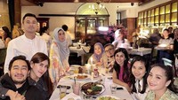 Rayakan ulang tahun yang ke-33, Nisya bagikan foto makan malam keluarga di resto steak bareng Raffi dan Nagita. Foto: Instagram @nissyaa