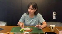 Tak hanya mencicipi makanan mewah saja, Nisya tetap gemar ngeliwet dengan makan langsung di atas daun pisang.  Foto: Instagram @nissyaa