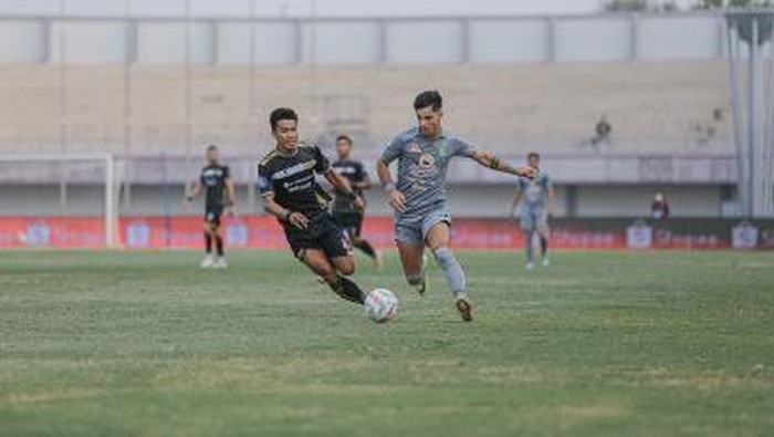 Laga Dewa United vs Persebaya Surabaya di pertemuan pertama musim ini.
