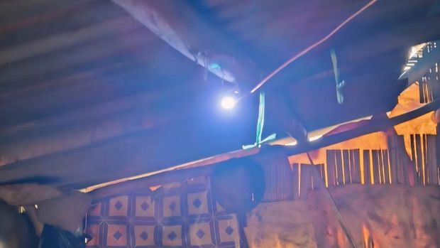 Lampu tenaga surya yang dipasang tim Perjalanan Cahaya.