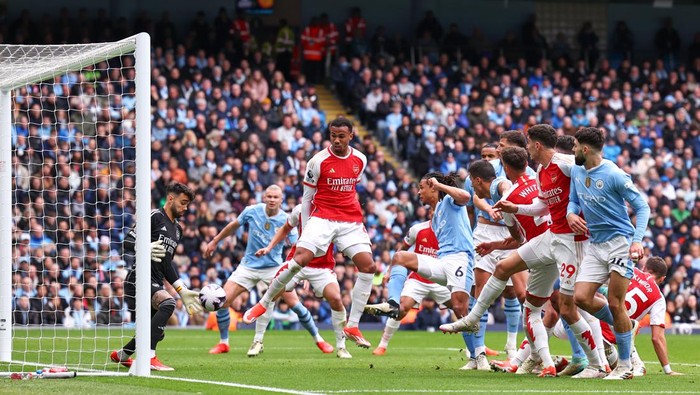 MANCHESTER, ENGLAND - MARCH 31: David Raya of Arsenal saves from Nathan Ake of Manchester City during the Premier League match between Manchester City and Arsenal FC at Etihad Stadium on March 31, 2024 in Manchester, England.(Photo by Robbie Jay Barratt - AMA/Getty Images)