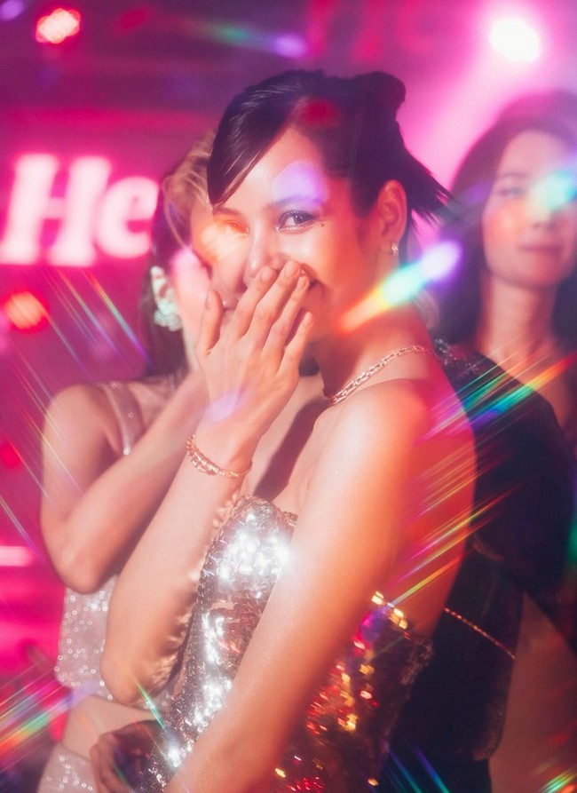 Pelantun lagu ‘Money’ ini tampil glamor dengan gaun tanpa tali bersiluet pas badan berhias sequin, yang membuat penampilannya terlihat berkilauan. Foto: Instagram/@lalalalisa_m