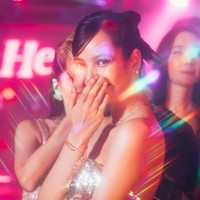 Pelantun lagu ‘Money’ ini tampil glamor dengan gaun tanpa tali bersiluet pas badan berhias sequin, yang membuat penampilannya terlihat berkilauan. Foto: Instagram/@lalalalisa_m