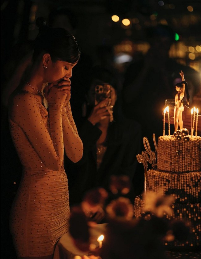 Momen lain di perayaan ulang tahun Lisa BLACKPINK juga diunggah di Instagram. Kali ini wanita yang kerap didapuk sebagai brand ambassador rumah mode ternama itu menampilkan potret ketika dia berdoa sebelum tiup lilin. Foto: Instagram/@lalalalisa_m