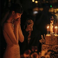 Momen lain di perayaan ulang tahun Lisa BLACKPINK juga diunggah di Instagram. Kali ini wanita yang kerap didapuk sebagai brand ambassador rumah mode ternama itu menampilkan potret ketika dia berdoa sebelum tiup lilin. Foto: Instagram/@lalalalisa_m