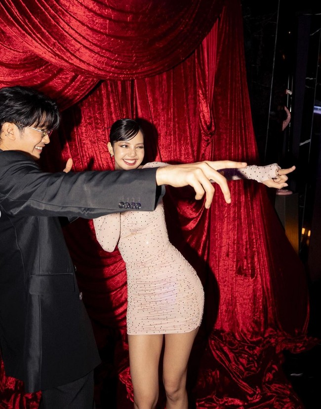 Mengenakan gaun ketat berhias glitter, Lisa mengucapkan terima kasih kepada semua pihak yang selama ini mendukung kariernya menuju kesuksesan. “Terima kasih semuanya telah menjadikan ulang tahunku yang ke-27 menjadi lebih istimewa. Terkesima dengan semua cinta dan masih belum bisa melupakan hari ini,” tulisnya. Foto: Instagram/@lalalalisa_m