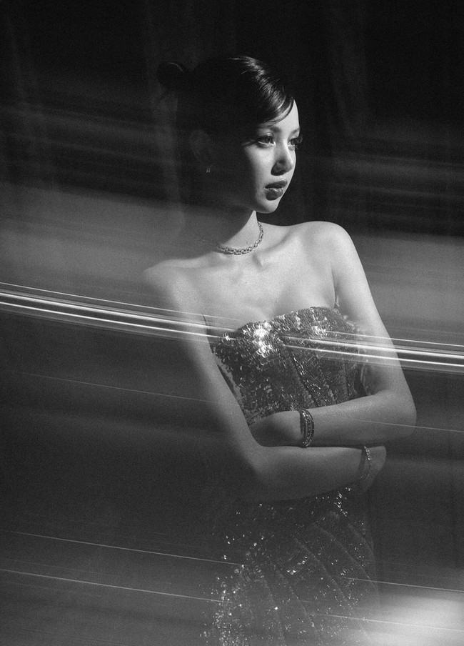 Perhiasan seperti anting, kalung dan gelang emas melengkapi gaya glamor sekaligus seksinya. Foto: Instagram/@lalalalisa_m