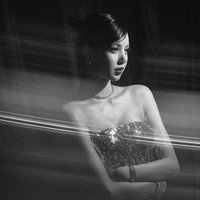 Perhiasan seperti anting, kalung dan gelang emas melengkapi gaya glamor sekaligus seksinya. Foto: Instagram/@lalalalisa_m